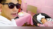 小朋友你是不是不想躺着，想起来啊，要不要我帮忙啊！