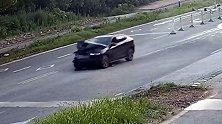 江苏无锡：男子无证醉驾撞护栏，肇事后“淡定”回家睡大觉