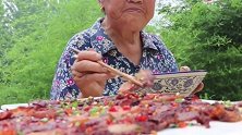 胖妹烤五花肉，76岁奶奶第一次吃，这吃相太解馋了