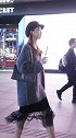 漂亮的小姐姐一般都不怕冷，不过小姐姐这身穿搭还是挺让人喜欢的