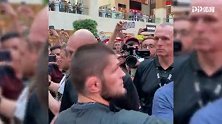 人气爆棚！小鹰公开训练现场人山人海 阿布扎比进入哈比布时间