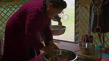 蒙古人包饺子多豪爽？面皮直接包羊排，看着都流口水！