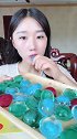 小姐姐真魔性啊，直播秒吃小冰块，这操作看呆了