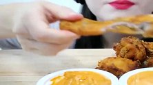 美女蘸酱吃炸鸡腿，吃得真香