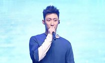 黄景瑜现场演唱《但愿人长久》,本人太接地气了!