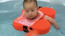 好奇宝宝学游泳，小眼神一直瞅来瞅去的，感觉什么都很新鲜