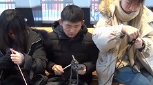 160名大学生织围巾送环卫 环卫阿姨感动到落泪