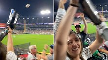 美国：戏剧一幕！一名球迷用假肢接住飞向看台的棒球