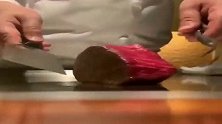 美国西餐厅煎牛排的正确打开方式，只煎表面里面全生的，实在吃不下去！