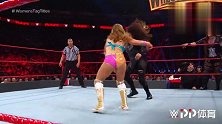 RAW：大力奈亚贾克斯扛起小魔女阿莱克萨和米琪 释放双人萨摩亚摔
