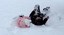 辽宁铁岭：姥爷带娃雪地打滚，2岁萌娃第一次见雪不想走了