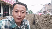 农村大爷用农机改成切割神器，两人合伙日赚两千元，活多的干不完