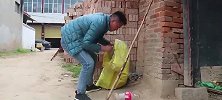 自制剧：丈夫打工5年成百万富翁，故意扮乞丐回家，妻子做法感人