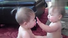 超萌的双胞胎宝宝抢奶嘴，全程搞笑，太可爱了