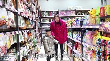 童年短剧：虎妹考试第一名，妈妈带着去零食店，虎妹选超大棒棒糖