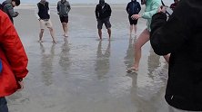 如果人不小心陷入流沙怎么办？国外美女亲自示范，教你如何自救！