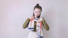 丝巾系得土里土气？教你一款百搭系法，大方洋气，衣服任意搭配