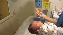 产科护士帮新生儿洗头超细心，头发梳了又梳，不厌其烦！