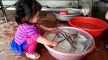 三岁小女娃帮妈妈洗碗刷盘子，这个儿媳妇儿我预定了，谁也不要抢