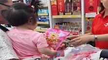 外公一来，就被13个月大外孙女领来小卖铺，想跑都跑不了啊