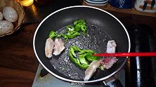 鸡翅怎么烧好吃又简单，简单又好吃的青椒烧鸡翅，超级开胃