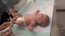 2个月大的宝宝注射疫苗，两条腿同时被扎针，小家伙哭得好可伶