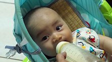 小宝宝一边喝奶一遍牙牙学语，一看就是个调皮的宝宝