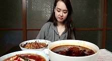 美女吃完肘子紧接着就吸拉面，还好颜值高，吃相太生猛