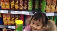 双胞胎姐妹逛超市，下一秒友谊的小船说翻就翻，妹妹真是太难了！
