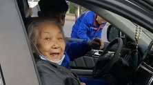 江西南昌：老人迷路不知所措，90后加油站小伙：我带您回家