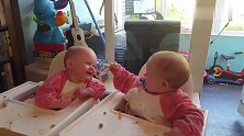双胞胎哥哥喂弟弟吃东西，弟弟一脸幸福的傻笑，俩娃玩的都乐疯了