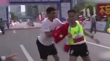 深马终点冠军被强拉与国旗合影 拉拽男子写道歉信：一时冲动