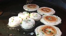 老外远赴上海，打卡超正宗的小吃葱油饼，这色泽看的我口水直流