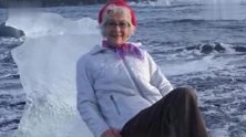 77岁女子坐浮冰拍照结果巨浪袭来差点漂走