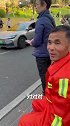 南京玄武湖公园外，环卫工人用银杏落叶“作画”