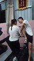 老婆从208斤到140斤 今天打赌瘦到139我用脸拖地