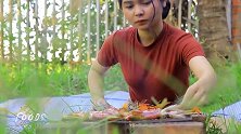 村花户外碳烤鱿鱼，再刷上秘制辣酱，吃得真是过瘾