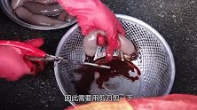 大妈处理海肠子，头和尾各剪一刀，手直接挤掉内脏，切块吃是真嫩