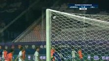大连人左路送精准传中 何宇鹏头球后蹭偏出立柱