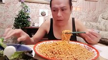 泰国大婶吃面，配大蒜大口吃面，吃得好过瘾