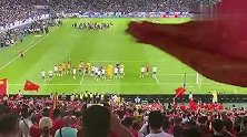 不离不弃的爱！0比7耻辱惨败后现场国足球迷仍呐喊助威