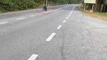 马来西亚：摩托车骑手炫技不成反失控，连人带车摔入灌木丛