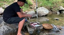 在山里，小伙搞来4条野生翘嘴鱼，4大条不够吃，美味极了
