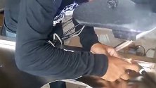 怎样才能把木板切出斜面木工小伙用这件工具轻松解决，涨见识
