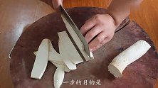 大厨教你“小土芹炒杏鲍菇”的正宗做法，口感脆爽筋道，太棒了