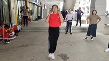 30岁姐姐独自表演鬼步舞，充满青春活力，是不是很好看？