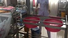 护士用勺子给小宝宝喂奶，他一脸嫌弃的盯着护士，就是不张嘴