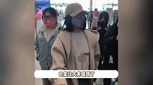 秦岚低调现身机场，被扒与魏大勋穿同款卫衣，网友：疑似小情侣共享衣橱