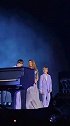 一展歌喉！夏奇拉带俩儿子同台演唱