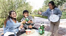 美女摆摊玩转盘游戏，没想让小伙钻了空子，不花钱一分钱吃光串串
